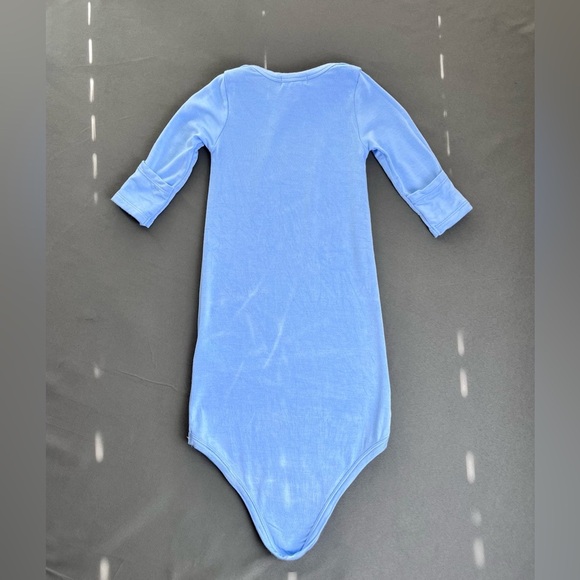 Angel Dear Bamboo Knotted
Gown size 0-3 Months - Picture 8 of 9